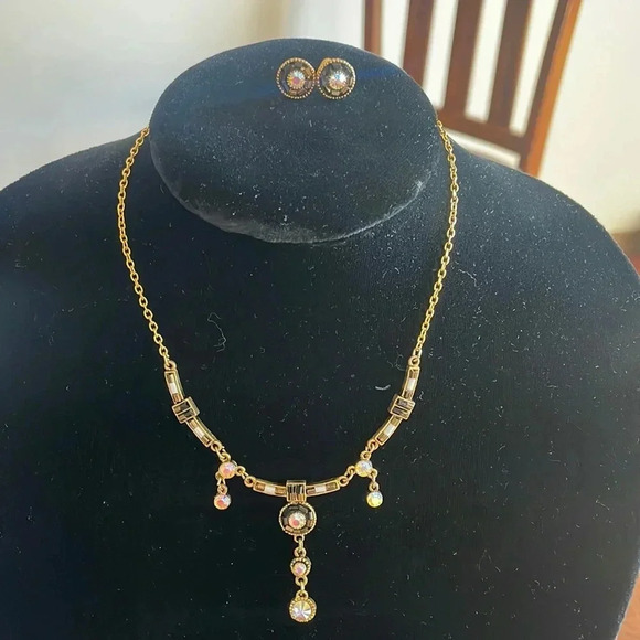 Gold Iridescent Necklace & Earrings‎ - Picture 1 of 4